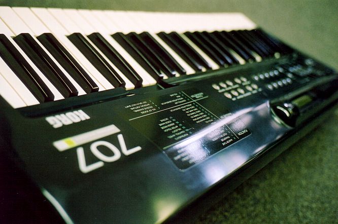 Korg 707 01.2005 deep!sonic