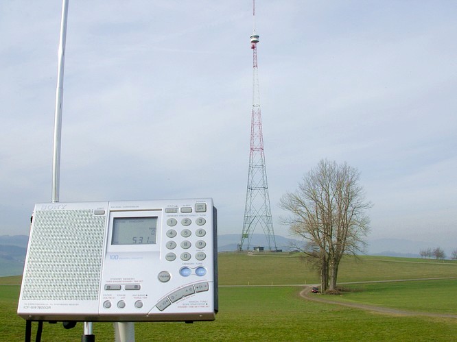 Sony ICF-SW7600GR Shortwave Worldreciver recive Musig Welle Station 531kHz from the antenna Beromnster in background, 17.02.2007 by deepsonic.ch