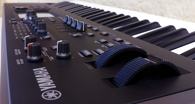 Yamaha MODX6 FM-X AWM2 Synthesizer by deep!sonic 28.12.2020